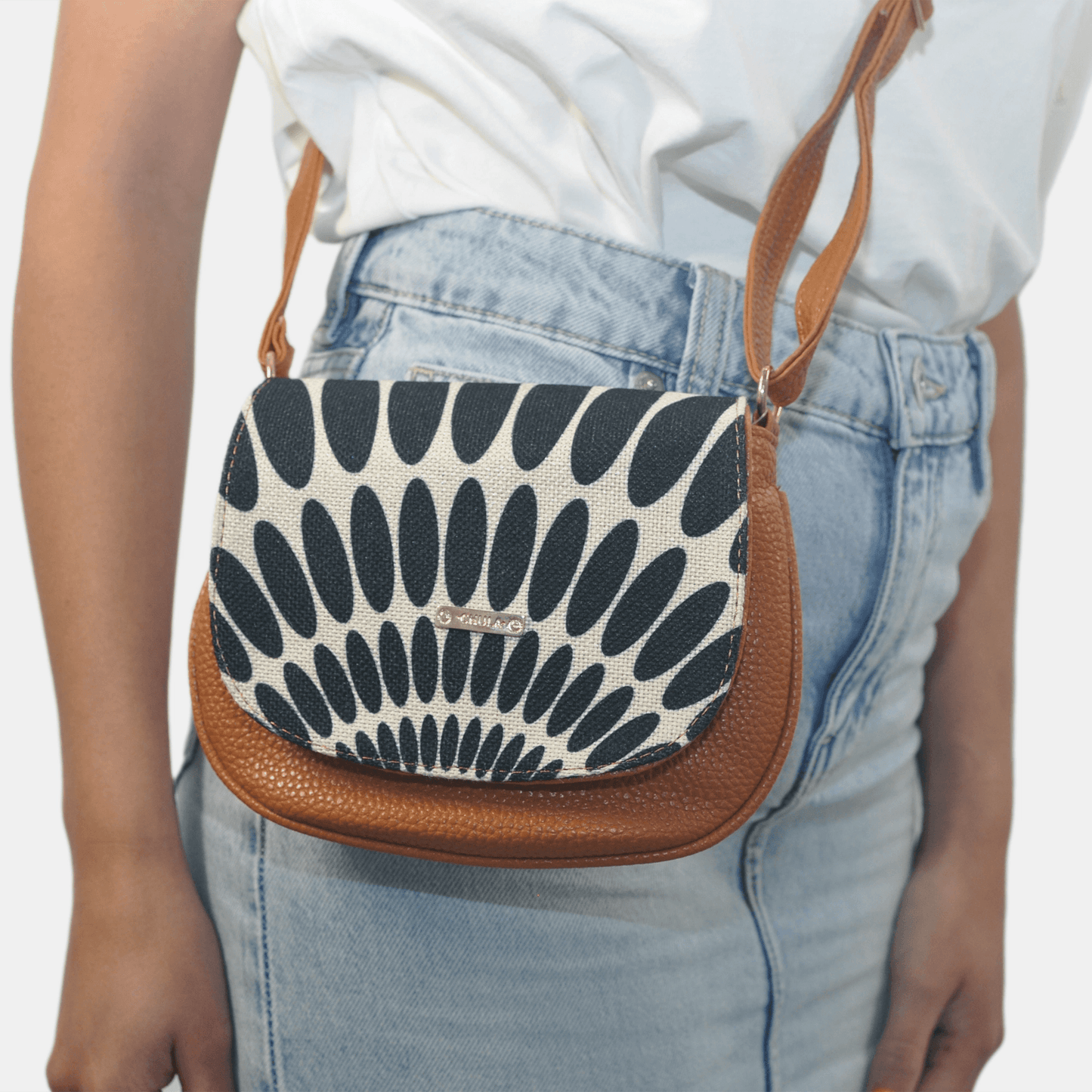 Bolso bandolera pequeño de mujer Iris Petalos negros | CHULA Tulum - CHULA Tulum