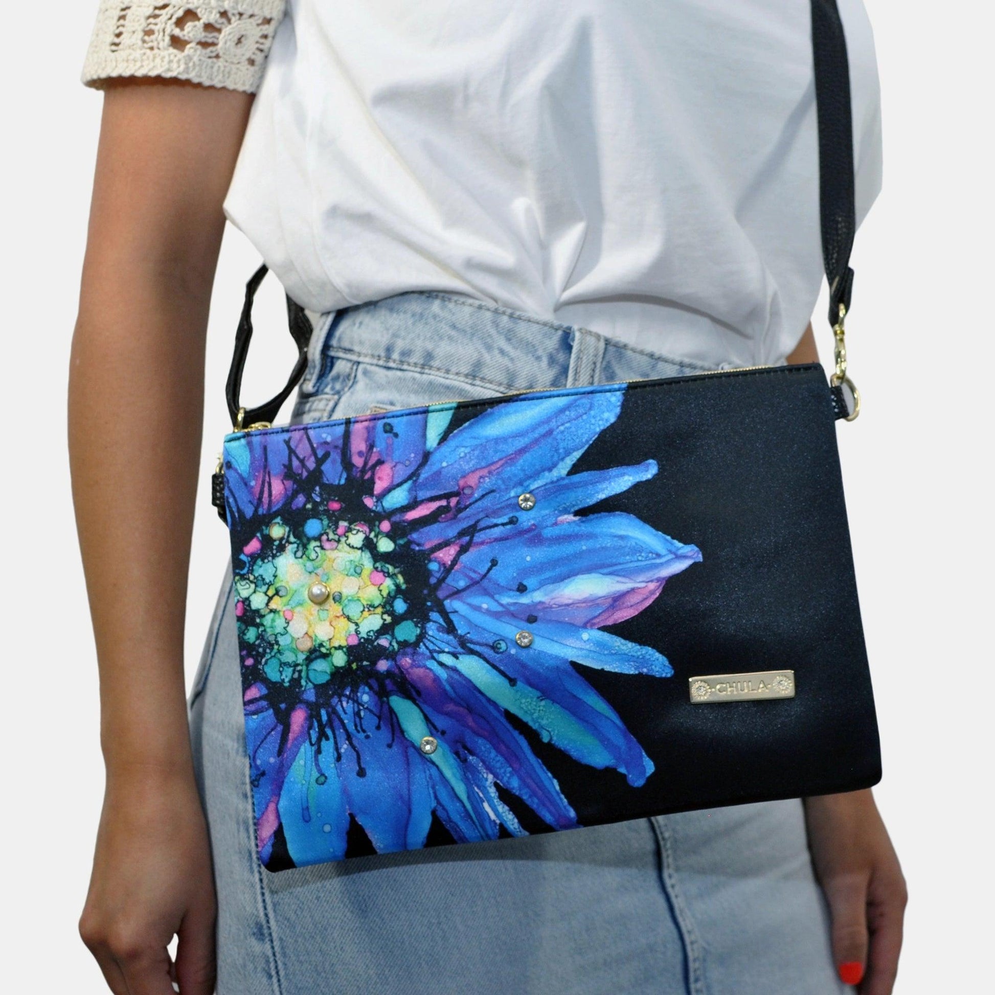 Bolso de Mano y Bandolera Pequeño Clutch Flor negra morada Aeda | CHULA Tulum - CHULA Tulum