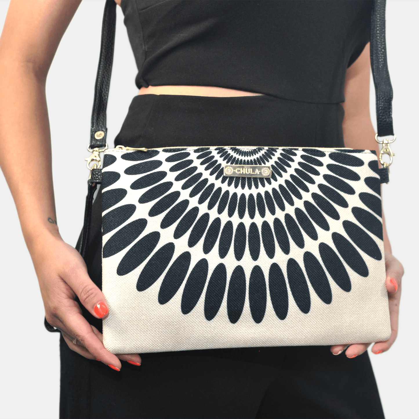 Bolso de Mano y Bandolera Pequeño Clutch Pétalos negros | CHULA Tulum - CHULA Tulum