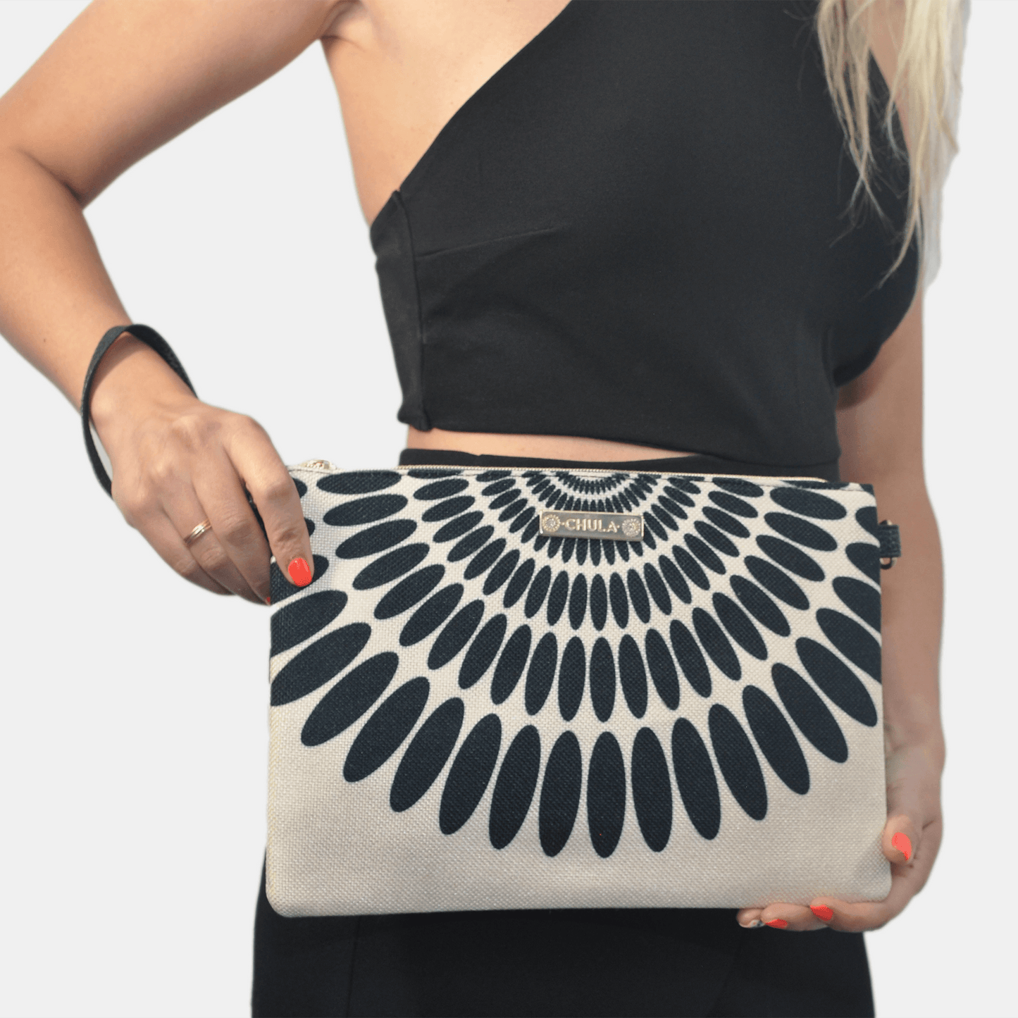 Bolso de Mano y Bandolera Pequeño Clutch Pétalos negros | CHULA Tulum - CHULA Tulum